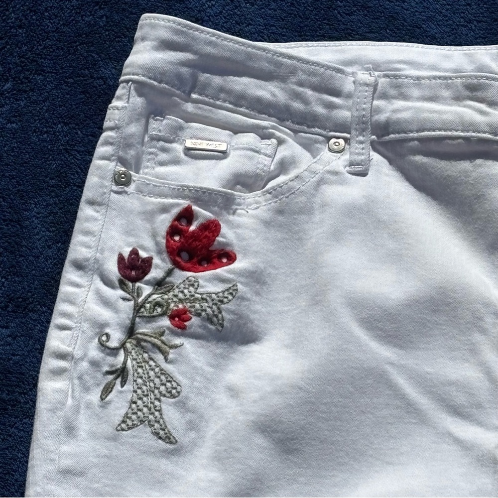 Nine West Jeans White Embroidered Chrystie Capri Women’s Size 14 💥Host Pick💥 - Picture 4 of 15